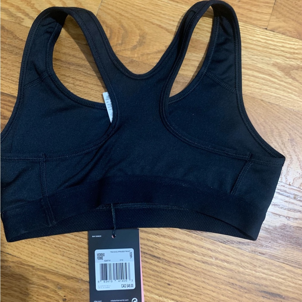 BNWT Nike Women's Black and White Sports Bra - Picture 2 of 2